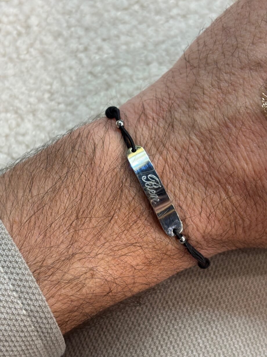 braclet plaque gravée monté sur un cordon. cadeau bijou garcon personnalisé